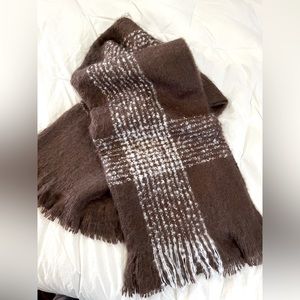 RICH BROWN ACRYLIC THROW